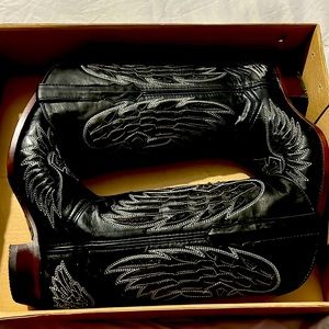Black boots & white stitching. Never worn, bought but fit big. Great condition.